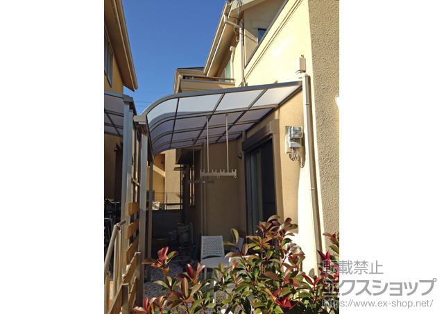 大阪府富田林市のLIXIL リクシル（トステム）のテラス屋根 ライザーテラスII R型 テラスタイプ 単体 積雪〜20cm対応＋吊り下げ式物干し 標準 2本入 施工例