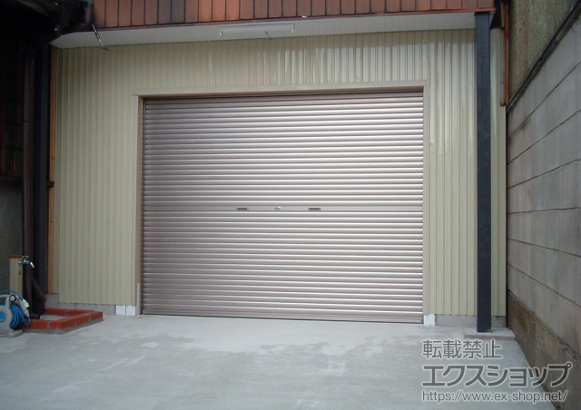 愛知県名古屋市のLIXIL リクシル（トステム）のガレージシャッター ガレージシャッタークワトロ 手動式 内部付タイプ 施工例