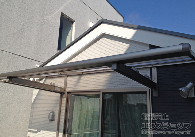 東京都大田区のLIXIL リクシル（トステム）のバルコニー・ベランダ屋根 ライザーテラスII F型 ルーフタイプ 単体 積雪〜20cm対応＋ルーフ用竿掛けセット 4個入 施工例