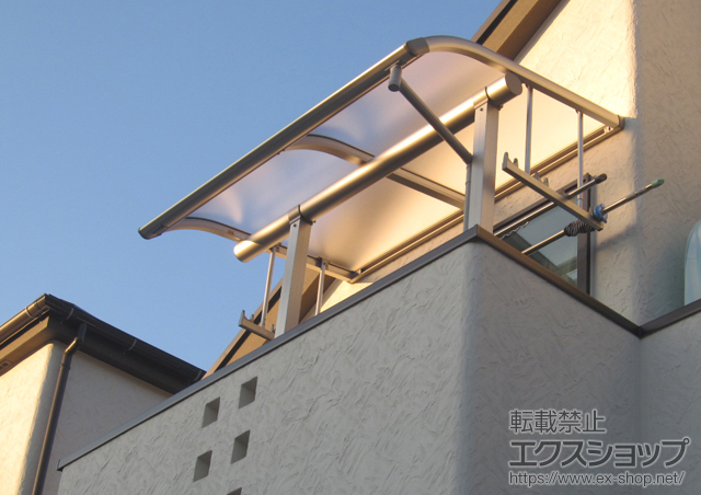 東京都府中市ののバルコニー・ベランダ屋根 プレシオステラス R型 屋根タイプ 単体 積雪〜20cm対応＋吊り下げ式物干し 標準 2本入 施工例