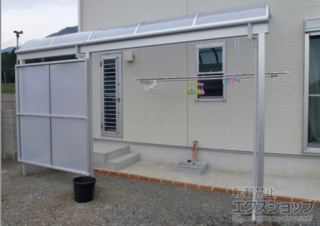 三重県四日市市のLIXIL リクシル（トステム）のテラス屋根 ライザーテラスII R型 3000 テラスタイプ 連棟 積雪〜100cm対応＋前面スクリーン方立（連棟） 2段1.0間用 施工例