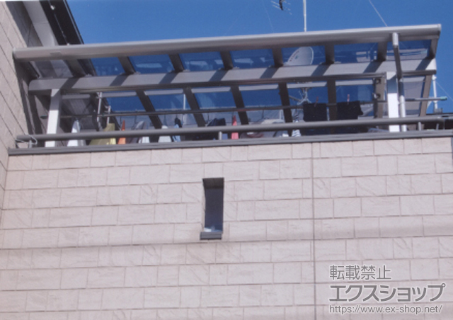 神奈川県横浜市のLIXIL リクシル（トステム）のバルコニー・ベランダ屋根 パワーアルファ F型 屋根タイプ 単体 積雪〜30cm対応+パワーアルファ　吊り下げ式物干し　標準ロング　2本 施工例