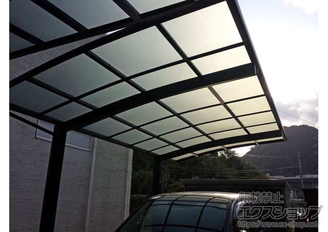 福岡県京都郡苅田町ののカーポート レイナポートグラン　積雪〜20cm対応＋枯葉よけネット＋着脱式サポート柱＋屋根ふき補強部品＋柱カバー（小） 施工例