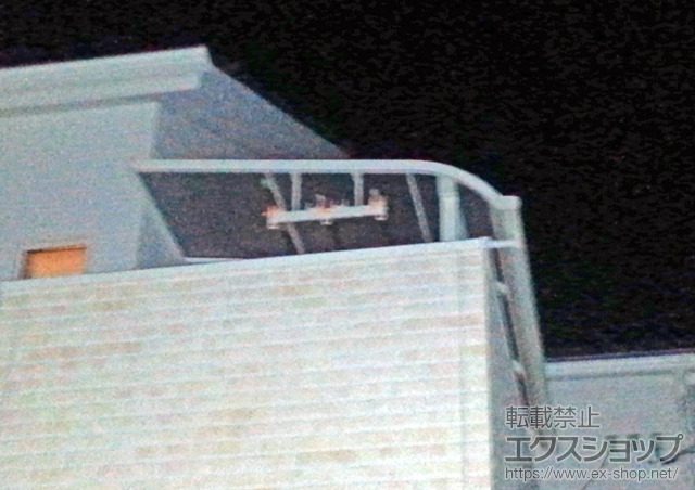 奈良県奈良市のLIXIL リクシル（トステム）のバルコニー・ベランダ屋根 ライザーテラスII R型 屋根タイプ 単体 積雪〜20cm対応＋吊り下げ物干し 標準 2本入 施工例