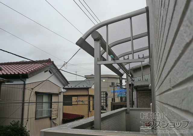 埼玉県蕨市ののバルコニー・ベランダ屋根 プレシオステラス R型 屋根タイプ 単体 積雪〜20cm対応+吊り下げ式物干し 標準 2本入 施工例