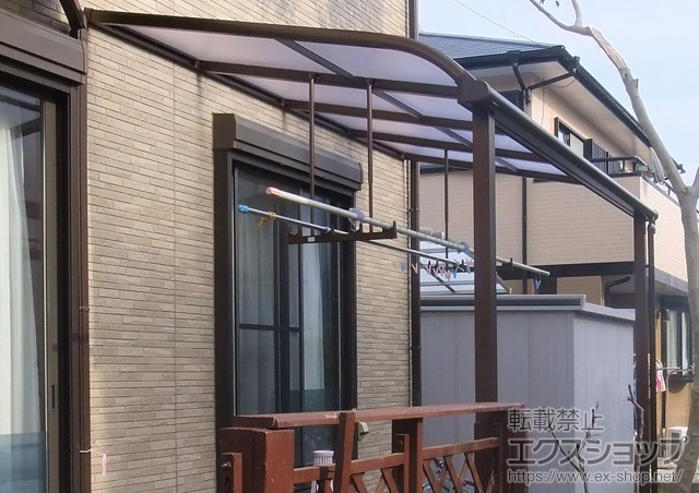 宮崎県宮崎市ののテラス屋根 プレシオステラス R型 テラスタイプ 単体 積雪〜20cm対応+吊下げ物干し 標準 2本入 施工例