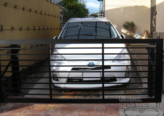 千葉県市原市ののカーゲート スウィングアップゲート 横格子型 手動式 27×10 施工例