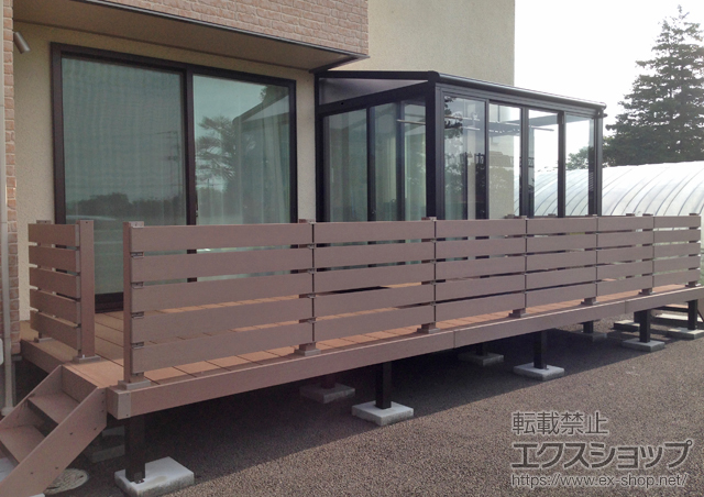 岩手県紫波郡紫波町ののウッドデッキ リウッドデッキ 200＋リウッドステップ5型 Sタイプ 2段＋リウッドデッキフェンス3型<横スリット> 施工例