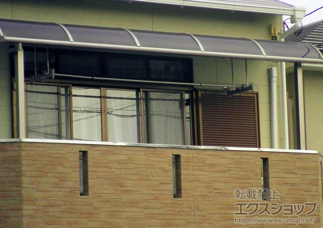 京都府京都市のLIXIL リクシル（トステム）のバルコニー・ベランダ屋根 ライザーテラスII R型 屋根タイプ 単体 積雪〜20cm対応＋吊り下げ物干し　標準　2本入 施工例