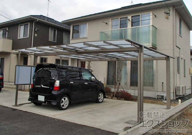 長野県長野市のLIXIL リクシル（トステム）のカーポート エックスルーフ ワイド 積雪〜20cm対応+エックスルーフ用 サイドパネル 施工例