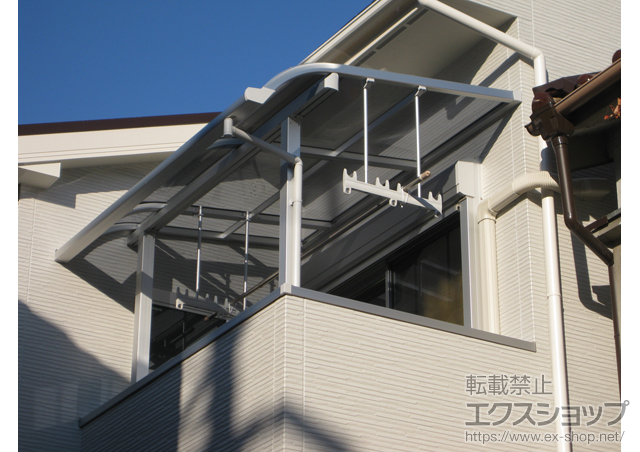 大阪府茨木市のLIXIL リクシル（トステム）のバルコニー・ベランダ屋根 ライザーテラスII R型 屋根タイプ 単体 積雪〜20cm対応＋吊り下げ式物干し　標準　2本入り 施工例