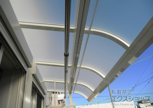 大阪府東淀川区のLIXIL リクシル（トステム）のバルコニー・ベランダ屋根 ライザーテラスII R型 屋根タイプ 単体 積雪〜20cm対応+ライザーテラスII 吊り下げ式物干し　標準　2本入り 施工例