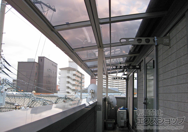 大阪府大阪市のLIXIL リクシル（トステム）のバルコニー・ベランダ屋根 ライザーテラスII F型 屋根タイプ 連棟 積雪〜20cm対応+壁付け物干し 標準 2本入+【発注用】汎用形材 分割材 施工例