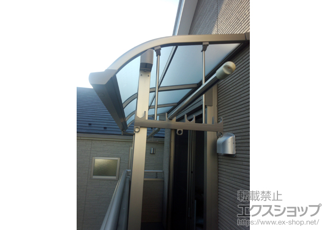 東京都板橋区のLIXIL リクシル（トステム）のバルコニー・ベランダ屋根 ライザーテラスII R型 屋根タイプ 単体 積雪〜20cm対応＋吊下げ物干し 標準 2本入 施工例