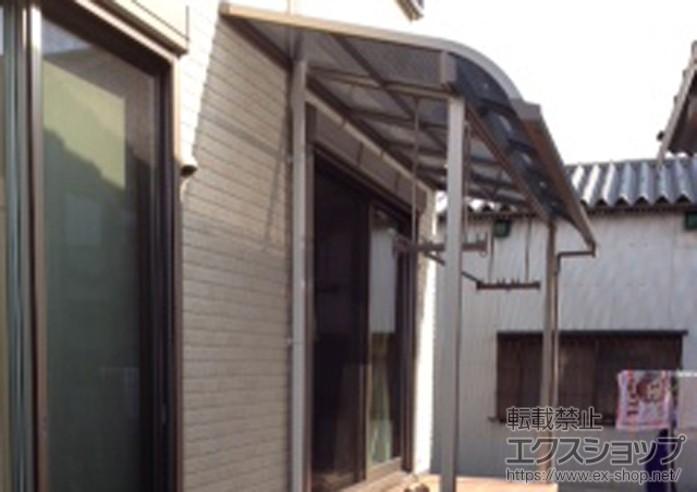 福岡県柳川市のLIXIL リクシル（トステム）のテラス屋根 ライザーテラスII R型 テラスタイプ 単体 積雪〜20cm対応+吊下げ物干し ロング 標準タイプ 2本入 施工例