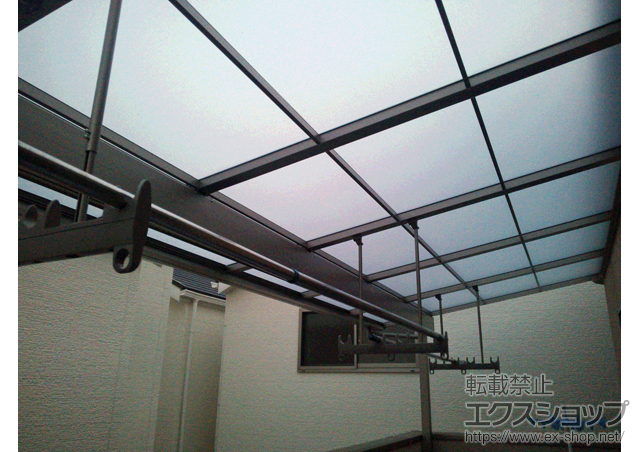 大阪府羽曳野市のLIXIL リクシル（トステム）のテラス屋根 ライザーテラスII F型 テラスタイプ 単体 積雪〜20cm対応＋吊り下げ物干し 標準 3本入 施工例