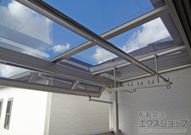 大阪府泉大津市のLIXIL リクシル（トステム）のバルコニー・ベランダ屋根 パワーアルファ RB型 屋根タイプ 単体 積雪〜30cm対応+吊り下げ物干し ワイド 標準 2本入 施工例