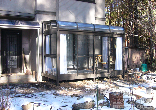 長野県上伊那郡南箕輪村のLIXIL リクシル（トステム）のテラス囲い・サンルーム ルームトラス フロア納まり アールタイプ 積雪~20cm対応 施工例