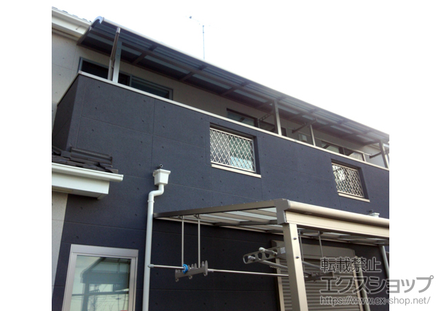 埼玉県川越市のLIXIL リクシル（トステム）のバルコニー・ベランダ屋根 ライザーテラスII R型 屋根タイプ 連棟 積雪〜20cm対応＋壁付け物干し 標準タイプ 2本入り 施工例