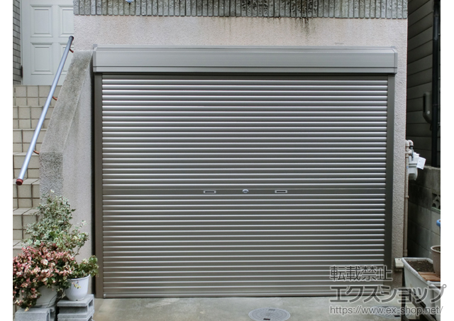 大阪府枚方市のLIXIL リクシル（トステム）のガレージシャッター ガレージシャッタークワトロ 手動式 外部付タイプ 施工例
