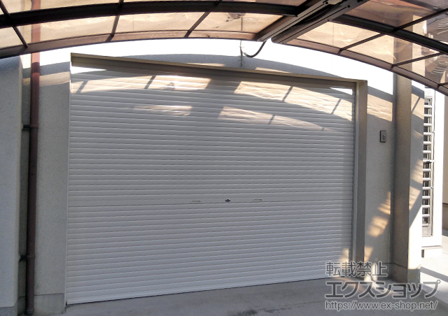 香川県丸亀市のLIXIL リクシル（トステム）のガレージシャッター ガレージシャッタークワトロ 手動式 内部付タイプ 施工例