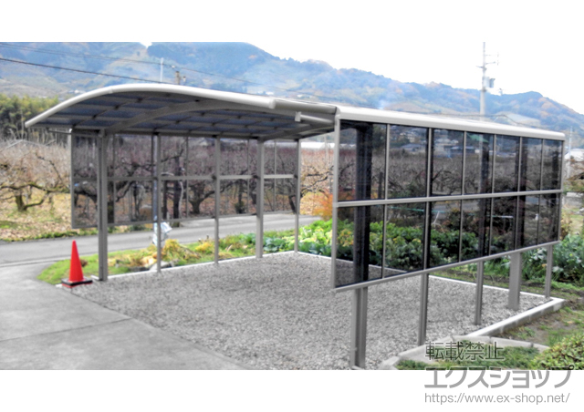 和歌山県伊都郡かつらぎ町のLIXIL リクシル（トステム）のカーポート カーブポートシグマIII ワイド 積雪〜20cm対応+カーブポートシグマIII＜両側面＞サイドパネル 施工例