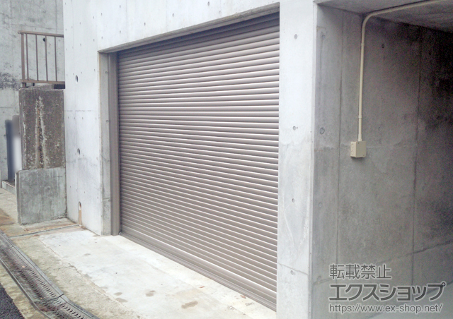 神奈川県横浜市のLIXIL リクシル（トステム）のガレージシャッター ガレージシャッタークワトロ 電動式 内部付タイプ 施工例