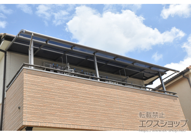 兵庫県西宮市のLIXIL リクシル（トステム）のバルコニー・ベランダ屋根 ライザーテラスII R型 屋根タイプ 連棟 積雪〜20cm対応＋ライザーテラスII 屋根材ホルダー＋吊り下げ物干し 標準 2本入 施工例