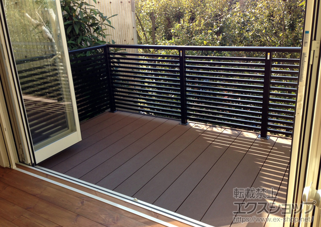 兵庫県淡路市ののウッドデッキ リウッドデッキ 200＋シンプルモダンデッキフェンス7型 半目隠し横格子 施工例