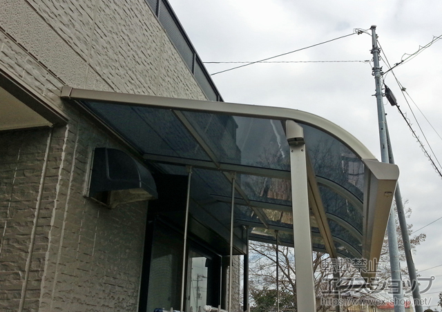 香川県仲多度郡多度津町のLIXIL リクシル（トステム）のテラス屋根 ライザーテラスII R型 テラスタイプ 単体 積雪〜20cm対応＋吊り下げ物干し 標準 2本入 施工例