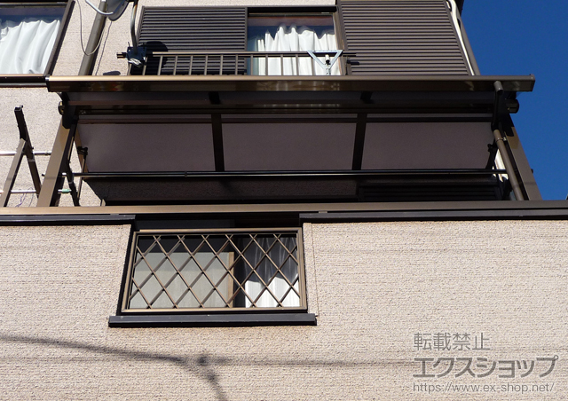 埼玉県さいたま市のLIXIL リクシル（トステム）のバルコニー・ベランダ屋根 ライザーテラスII R型 屋根タイプ 単体 積雪〜20cm対応+吊下げ物干し 標準 2本入 施工例