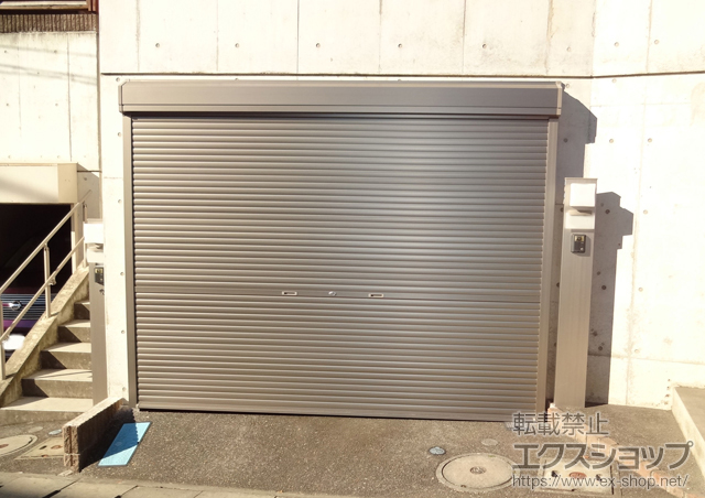 神奈川県川崎市のLIXIL リクシル（トステム）のガレージシャッター ガレージシャッタークワトロ 手動式 外部付タイプ 施工例