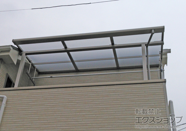 埼玉県さいたま市のLIXIL リクシル（トステム）のバルコニー・ベランダ屋根 ライザーテラスII F型 屋根タイプ 単体 積雪〜20cm対応+吊り下げ物干し 標準 2本入 施工例