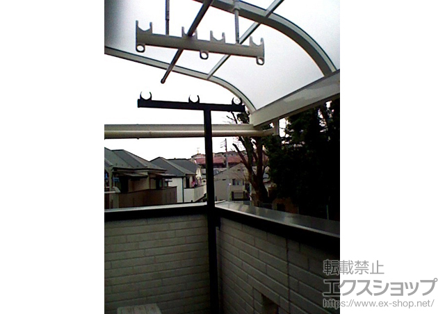 神奈川県横浜市のLIXIL リクシル（トステム）のバルコニー・ベランダ屋根 ライザーテラスII R型 ルーフタイプ 単体 積雪〜20cm対応+ライザーテラスII R型用 吊り下げ式物干し ショート 2本入り 施工例