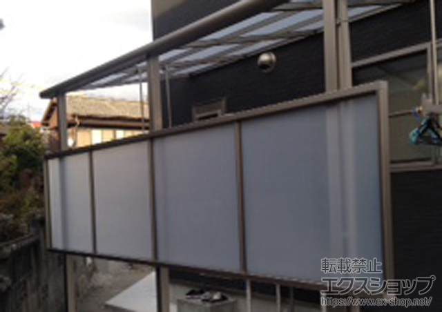 愛媛県南宇和郡愛南町のLIXIL リクシル（トステム）のテラス屋根 ライザーテラスII F型 テラスタイプ 単体 積雪〜20cm対応+吊り下げ物干し　長尺　2本入+前面スクリーン 1段仕様 施工例