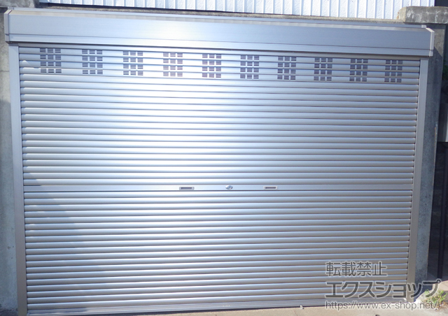 千葉県四街道市のLIXIL リクシル（トステム）のガレージシャッター ガレージシャッタークワトロ 手動式 外部付タイプ 換気付スラット 施工例