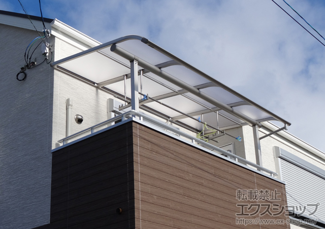 兵庫県伊丹市ののバルコニー・ベランダ屋根 プレシオステラス R型 屋根タイプ 単体 積雪〜20cm対応+吊下げ物干し 標準 2本入 施工例