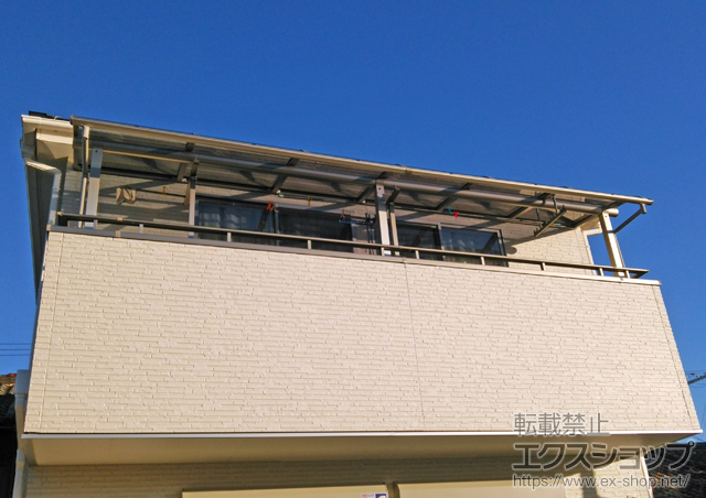 奈良県大和郡山市ののバルコニー・ベランダ屋根 ヴェクターテラス R型 屋根タイプ 連棟 積雪〜20cm対応＋吊り下げ式物干し 標準 1本入り 施工例