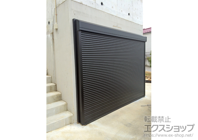 千葉県鎌ケ谷市のLIXIL リクシル（トステム）のガレージシャッター ガレージシャッタークワトロ 電動式 外部付タイプ 施工例