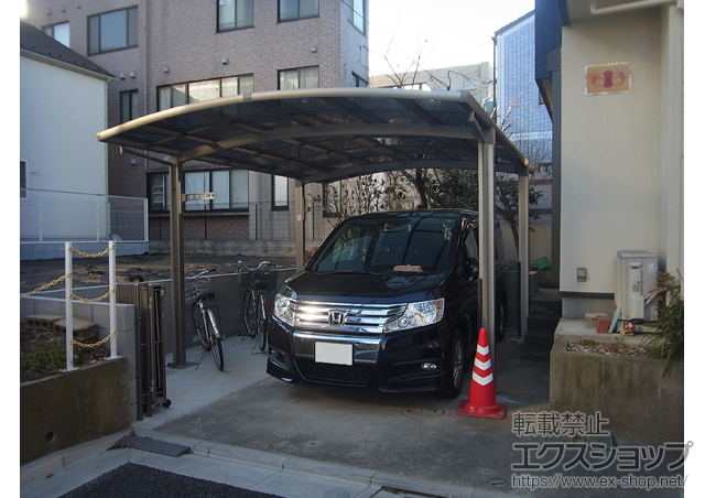 東京都練馬区のLIXIL リクシル（トステム）のカーポート カーブポートシグマIII ワイド 積雪〜20cm対応＋収納式物干し＋柱ガード(1本入り)＋屋根材ホルダー 施工例