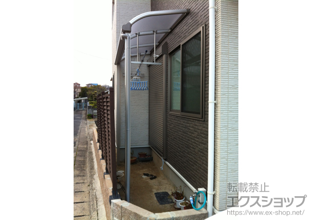 福岡県福岡市ののテラス屋根 プレシオステラス R型 テラスタイプ 単体 積雪〜20cm対応＋吊り下げ物干し 標準 2本入 施工例