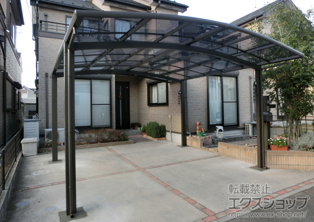 埼玉県春日部市のLIXIL リクシル（トステム）のカーポート カーブポートシグマIII ワイド 積雪〜20cm対応＋収納式物干し 標準 2本入り＋屋根材ホルダー 施工例