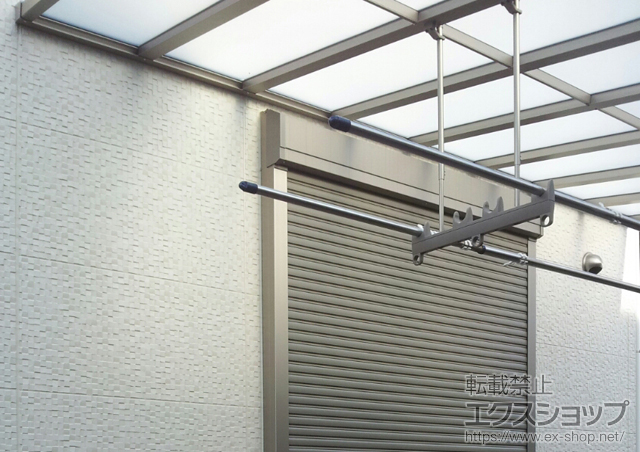 愛知県弥富市のLIXIL リクシル（トステム）のテラス屋根 ライザーテラスII F型 テラスタイプ 単体 積雪〜20cm対応+吊下げ物干し 標準 2本入 施工例