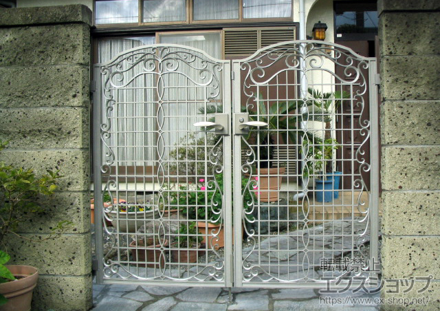 神奈川県茅ヶ崎市のの門扉 アーラス門扉4型 両開き 門柱仕様 施工例