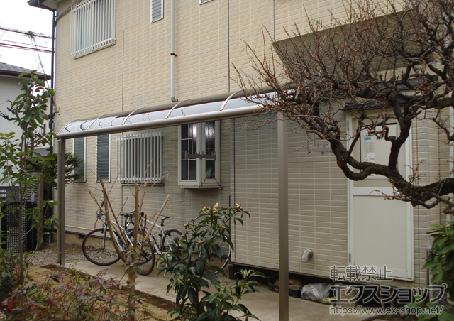 東京都武蔵野市のLIXIL リクシル（トステム）のテラス屋根 ライザーテラスII R型 テラスタイプ 単体 積雪〜20cm対応＋吊り下げ式物干し 標準 2本入 施工例