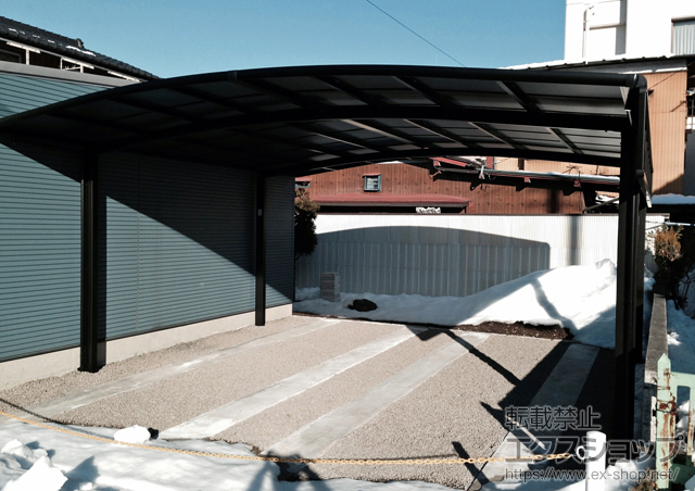 群馬県渋川市のLIXIL リクシル（トステム）のカーポート カーブポートシグマIII ワイド 積雪〜20cm対応＋サイドパネル 1段 施工例