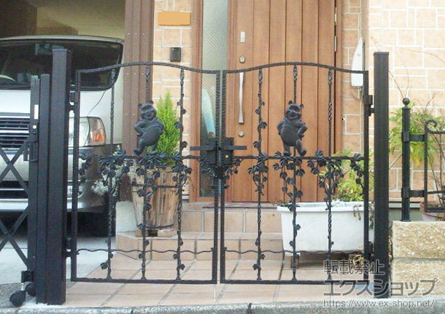 愛知県名古屋市のLIXIL リクシル(新日軽)の門扉 ディズニー門扉プーさんB型 両開き　角門柱式 施工例