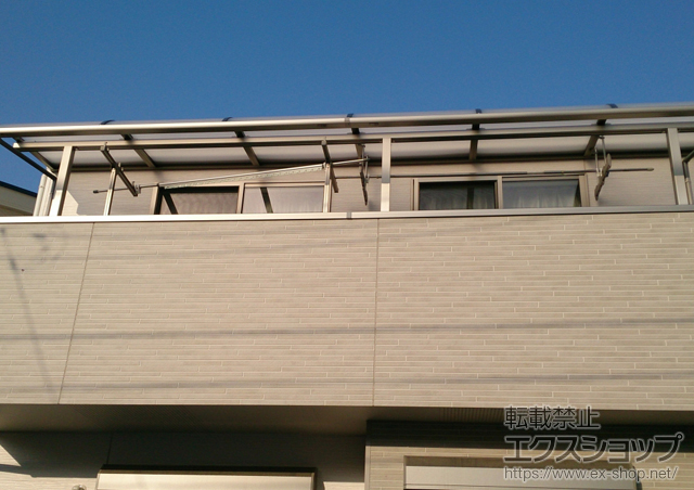 千葉県鎌ケ谷市のLIXIL リクシル（トステム）のバルコニー・ベランダ屋根 ライザーテラスII R型 屋根タイプ 連棟 積雪〜20cm対応+吊下げ物干し 標準 2本入 施工例