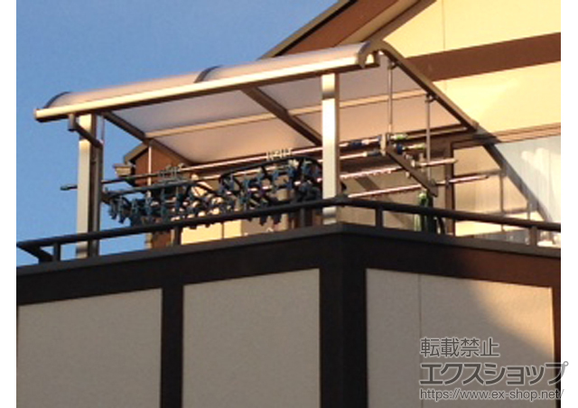 千葉県柏市のLIXIL リクシル（トステム）のバルコニー・ベランダ屋根 ライザーテラスII R型 屋根タイプ 単体 積雪〜20cm対応＋吊り下げ物干し ワイド 標準 2本入 施工例