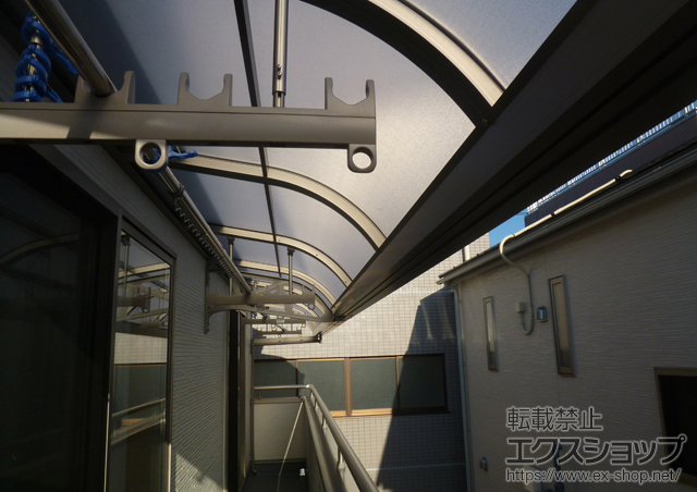 千葉県柏市のLIXIL リクシル（トステム）のバルコニー・ベランダ屋根 ライザーテラスII R型 ルーフタイプ 連棟 積雪〜20cm対応+吊下げ物干し 標準 2本入 施工例
